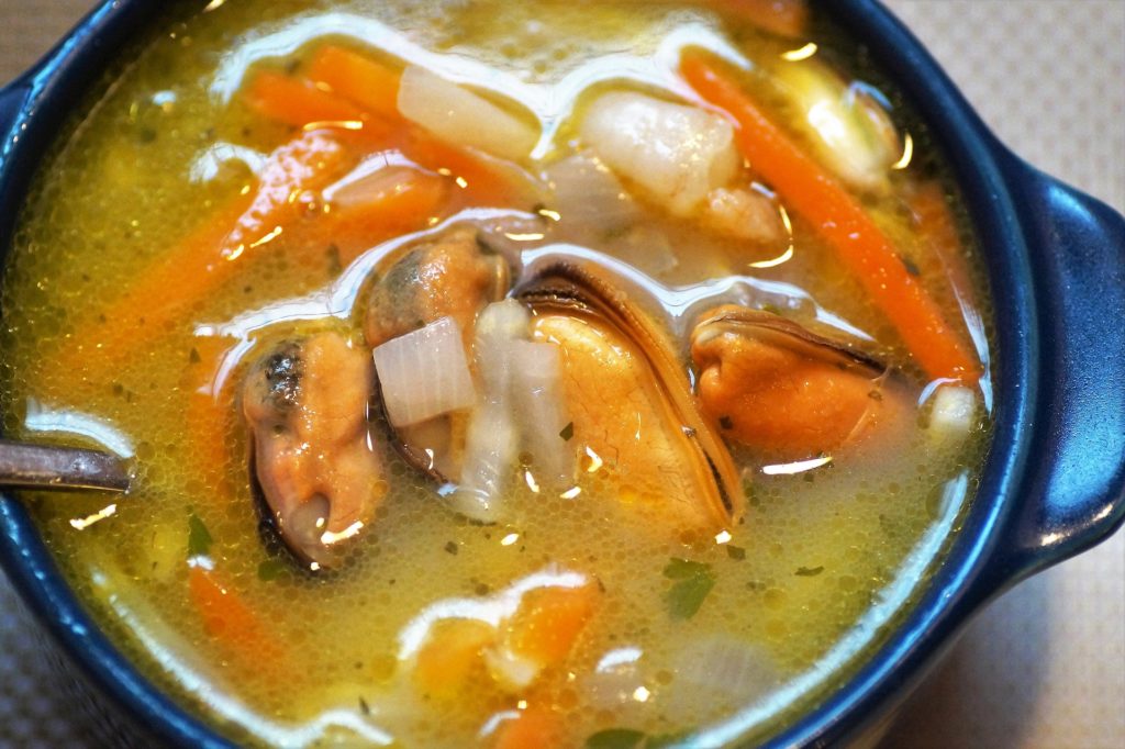 zuppa di pesce pronta per essere servita