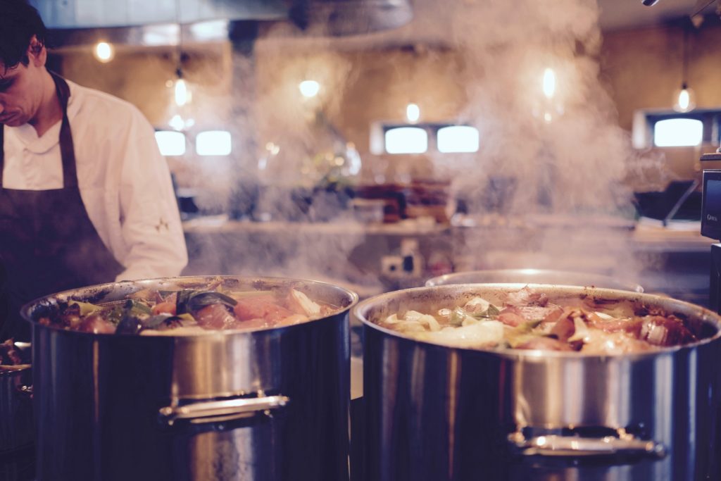 uno chef prepara la zuppa di pesce